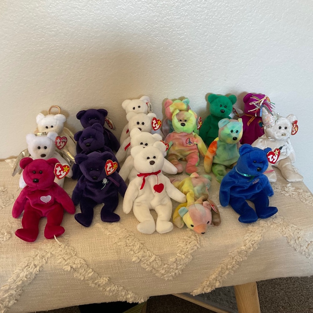 Bear beanie babies, 16 with tags ( some not attached), 2 without tags, 18 tot